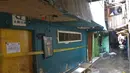 Salah satu warung remang-remang yang disegel di gang royal kawasan Penjaringan, Jakarta, Senin (10/2/2020). Pemkot Jakarta Utara bersama instansi terkait, melakukan penyegelan bangunan dan Penertiban Pemakaian Tenaga Listrik (P2TL) di kawasan Gang Royal. (Liputan6.com/Herman Zakharia)
