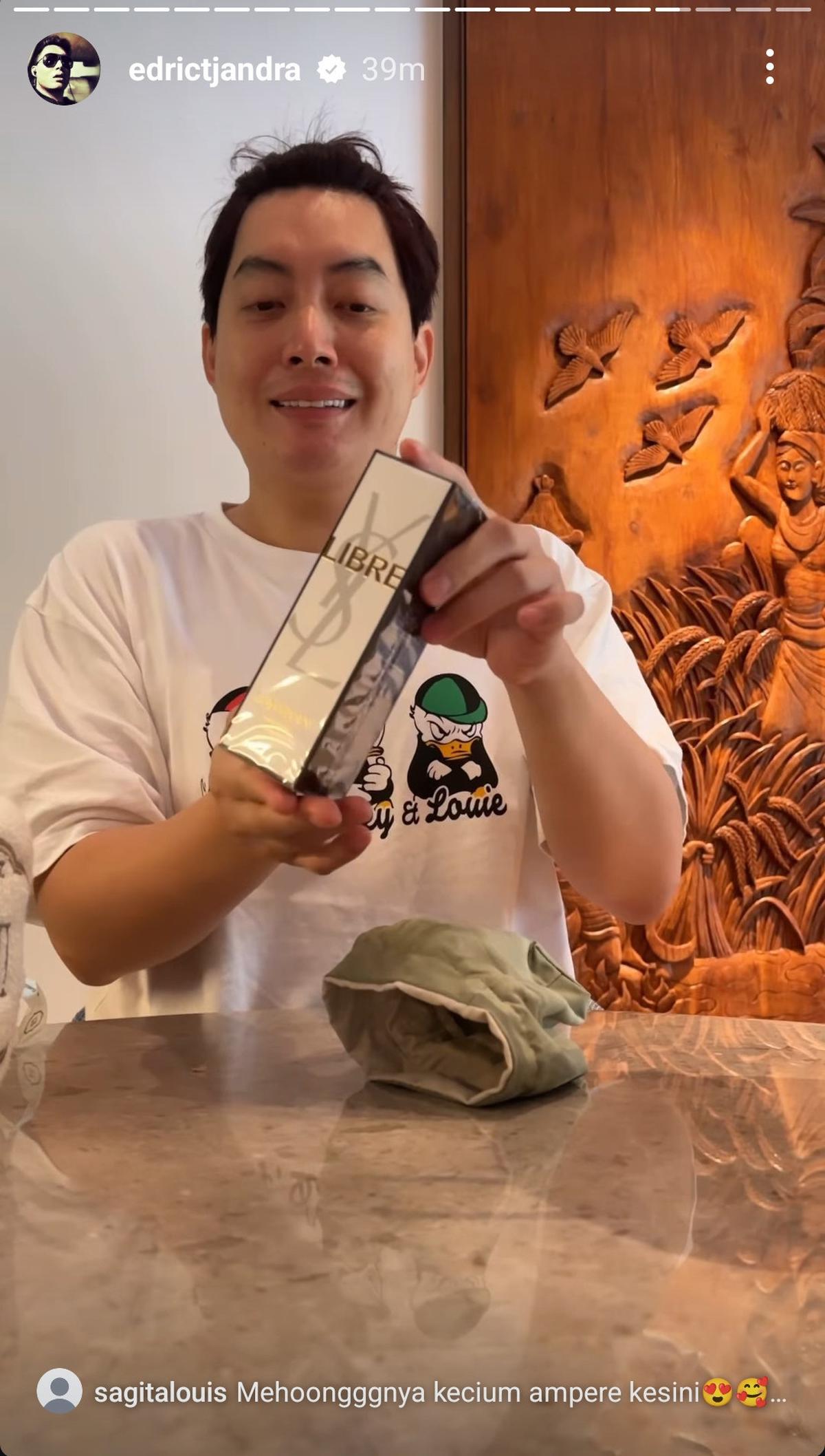 Unboxing Souvenir Mewah & Mahal Pernikahan Luna Maya, Tumbler Stanley Hingga Parfume YSL