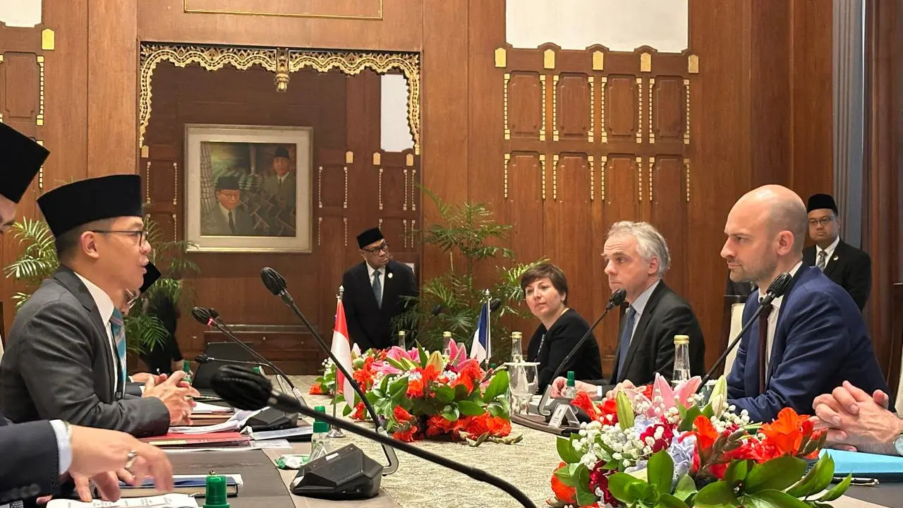 Pertemuan bilateral antara Menteri Luar Negeri RI Sugiono (kiri) dan Menteri Eropa dan Luar Negeri Prancis Jean-Noel Barrot (kanan) di kantor Kemlu RI, Rabu (26/3/2025). (Liputan6.com/Benedikta Miranti)