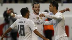 Pemain Real Madrid, Gareth Bale, bersama Cristiano Ronaldo dan Lucas merayakan kemenagan atas Eibar pada laga Liga Spanyol di Estadio Municipal de Ipurua, Spanyol, Minggu (29/11/2015). Madrid menang 2-0. (Reuters/Joseba Etxaburu)