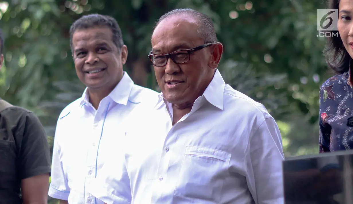 Ketua Dewan Pembina Partai Golkar Aburizal Bakrie (kanan) tiba di gedung KPK untuk menjalani pemeriksaan, Jakarta, Kamis (16/11). Aburizal Bakrie diperiksa KPK sebagai saksi dugaan korupsi e-KTP dengan tersangka Setya Novanto. (Liputan6.com/Faizal Fanani)