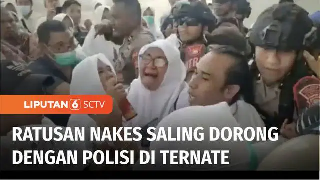 Lebih dari 100 tenaga kesehatan menggelar unjuk rasa. Tak hanya mendatangi RSUD Hasan Boesoirie, Ternate, mereka juga menyambangi Rumah Dinas Gubernur Maluku Utara, Kamis (15/12) kemarin. Saling dorong antara pengunjuk rasa dan polisi sempat terjadi.