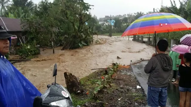 Was-was, Warga Tomohon Korban Banjir Bandang Bersihkan Rumah