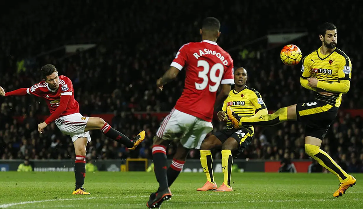 Gelandang Manchester United, Ander Herrera, melakukan tembakan ke arah gawang Watford. Pada laga itu wasit mengeluarkan tiga kartu kuning. (Reuters/Jason Cairnduff)