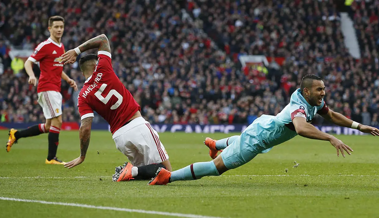 Bek Manchester United, Marcos Rojo, menekel gelandang West Ham, Dimitri Payet. Pada laga itu wasit mengeluarkan enam kartu kuning. (Reiters/Andrew Yates)