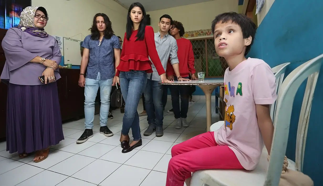 Air mata tidak hanya dialami oleh Dylan dan Hana, tapi juga para pemeran sinetron Anak Langit yang hadir di Panti Sosial Wisma Tuna Ganda Palsigunung. (Bambang E Ros/Bintang.com)
