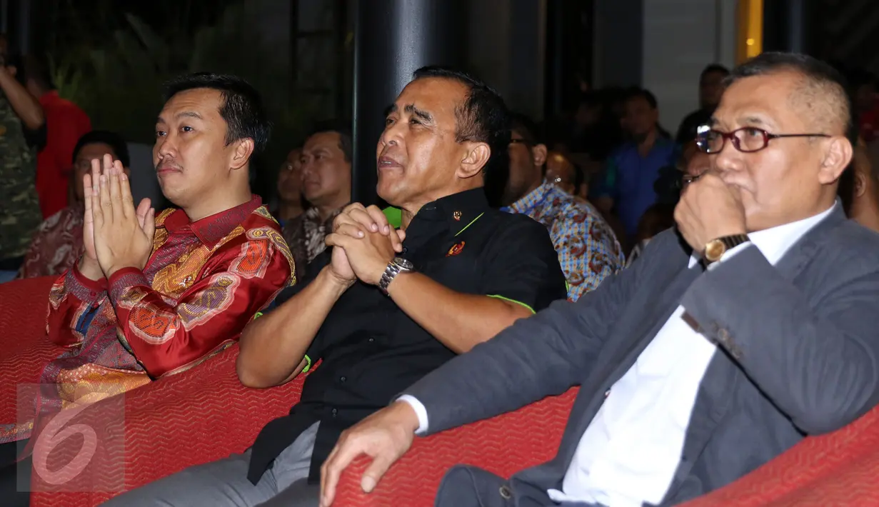 Menpora Imam Nahrawi (kanan) bersama Ketua KONI Pusat Tono Suratman saat menghadiri pembukaan Rakernas PB PABBSI di Jakarta, Selasa (20/12). Rakernas ditandai dengan pemberian bonus bagi atlet berprestasi. (Liputan6.com/Helmi Fithriansyah)