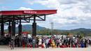 Orang-orang harus mengantre berjam-jam untuk mendapatkan bensin. (Sean Rayford/Getty Images North America/Getty Images via AFP)