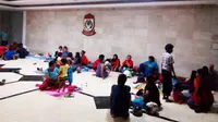 Pedagang kaki lima Pantai Losari yang menolak penggusuran, mengajak seluruh anggota keluarga menginap di Kantor DPRD Makassar, Sulawesi Selatan. (Liputan6.com/Eka Hakim)
