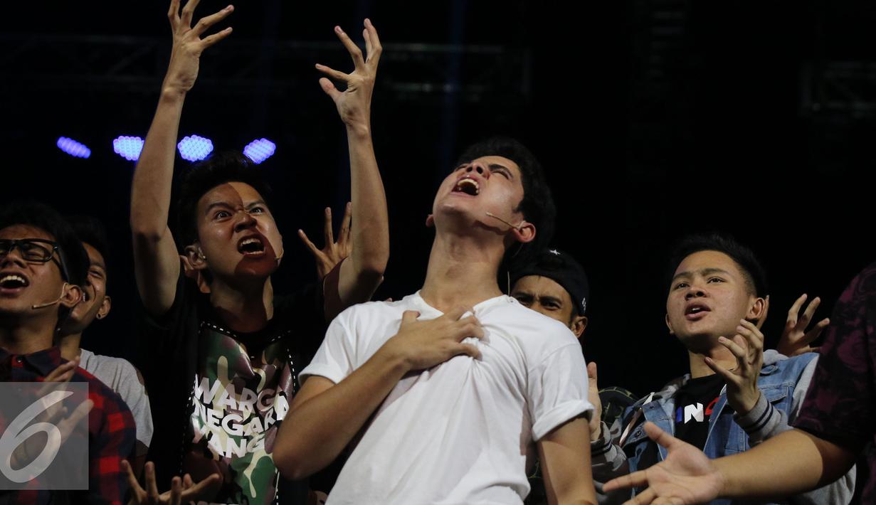 Aktor Aliando Syarief  terlihat menghayati perannya pada saat latihan drama musikal bersama The Dance Icon untuk tampil di HUT SCTV ke-26 di Istora Senayan, Jakarta, Senin (22/8). (Liputan6.com/Herman Zakharia)