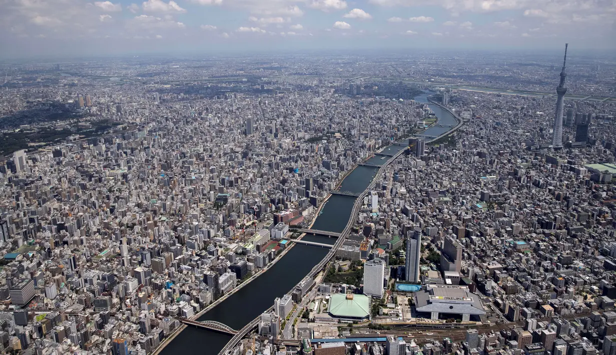 Foto udara ini memperlihatkan sungai Sumida dan cakrawala kota di Tokyo menjelang Olimpiade Tokyo 2020 pada 19 Juli 2021. Dengan mempertimbangkan penyebaran virus COVID-19, pelaksanaan Olimpiade Musim Panas 2020 diadakan tanpa kehadiran penonton atau penggemar. (Behrouz MEHRI/AFP)