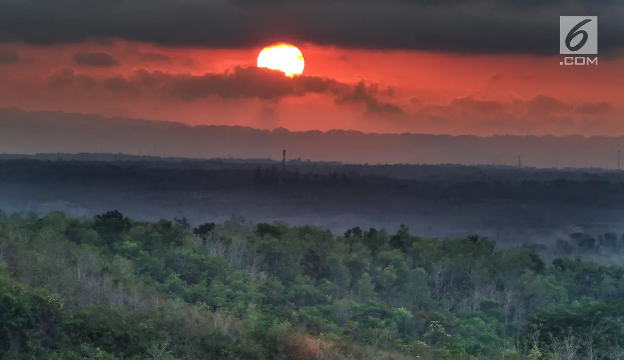 Suasana matahari terbit di Bukit Panguk Kediwung, Bantul, Yogyakarta (16/10). Bukit Panguk Kediwung dibuka untuk umum sekitar pertengahan 2016 oleh masyarakat setempat dan menawarkan keindahan sunrise di atas awan. (Liputan6.com/Herman Zakharia)