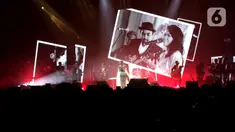 Penyanyi Yura Yunita saat tampil mengenang mendiang Glenn Fredly dalam pertunjukan Tutur
Batin Live in Concert 2023 di Tennis Indoor, Kompleks Gelora Bung Karno Jakarta, Jumat
(15/6/2023). Yura Yunita menyanyikan lagu berjudul Cinta dan Rahasia. (Liputan6.com/Helmi
Fithriansyah)