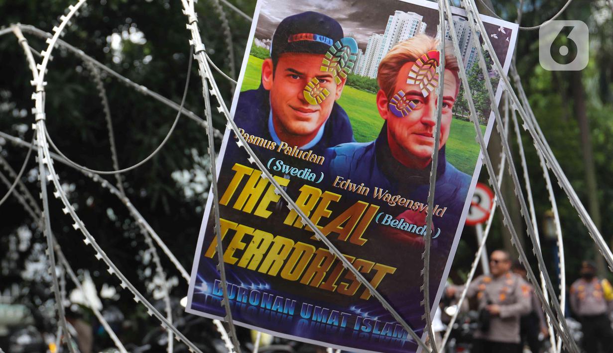 Umat Islam melakukan demonstrasi yang bertajuk 'Aksi Bela Alquran' di depan Kedutaan Besar (Kedubes) Swedia di Kuningan, Jakarta Selatan, Senin (30/1/2023). Dalam aksinya massa memprotes aksi Politikus Swedia-Denmark Rasmus Paludan yang membakar Kitab Suci Al-Qur'an. (Liputan6.com/Herman Zakharia)