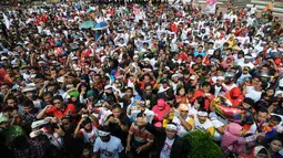 Ribuan simpatisan Jokowi terlihat memadati lapangan Situ Buleud di Kabupaten Purwakarta, Jawa Barat, Selasa (17/6/14). (Liputan6.com/Herman Zakharia)