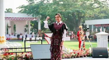 Manggung di acara formal dan resmi bukan hal baru bagi Lyodra Ginting. Namun tetap saja, pelantun “Kalau Bosan” dan “Terlanjur Mencinta” deg-degan saat tampil di hadapan Jokowi. Lyodra Ginting salah satu penampil dalam perayaan HUT ke-77 RI di Istana Negara, Jakarta, Rabu (17/8/2022). Ia melantun sejumlah lagu daerah untuk menembalkan cinta Tanah Air. (Foto: Dok. Instagram @lyodraofficial).