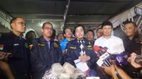 Menteri Keuangan Sri Mulyani saat di lokasi penggerebekan gudang sabu di Pluit, Jakarta Utara. (Liputan6.com/Moch Harun Syah)