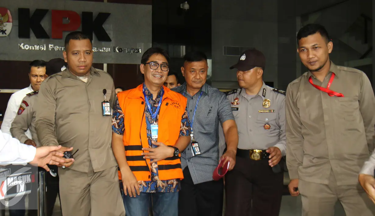 Andi Zulkarnaen Mallarangeng alias Choel Mallarangeng meninggalkan gedung KPK usai menjalani pemeriksaan, Jakarta, Senin (6/2). Choel merupakan adik mantan Menteri Pemuda dan Olahraga Andi Mallarangeng. (Liputan6.com/Helmi Affandi)