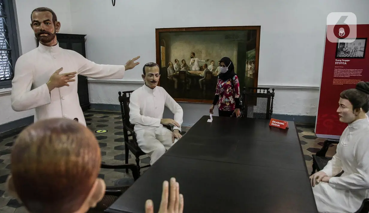 Pengunjung mengamati diorama sejarah di Museum Kebangkitan Nasional, Jakarta, Kamis (20/5/2021). Hari Kebangkitan Nasional yang diperingati pada tanggal 20 Mei merupakan refleksi mengenang masa dimana bangkitnya rasa dan semangat persatuan, kesatuan dan nasionalisme.  (Liputan6.com/Faizal Fanani)