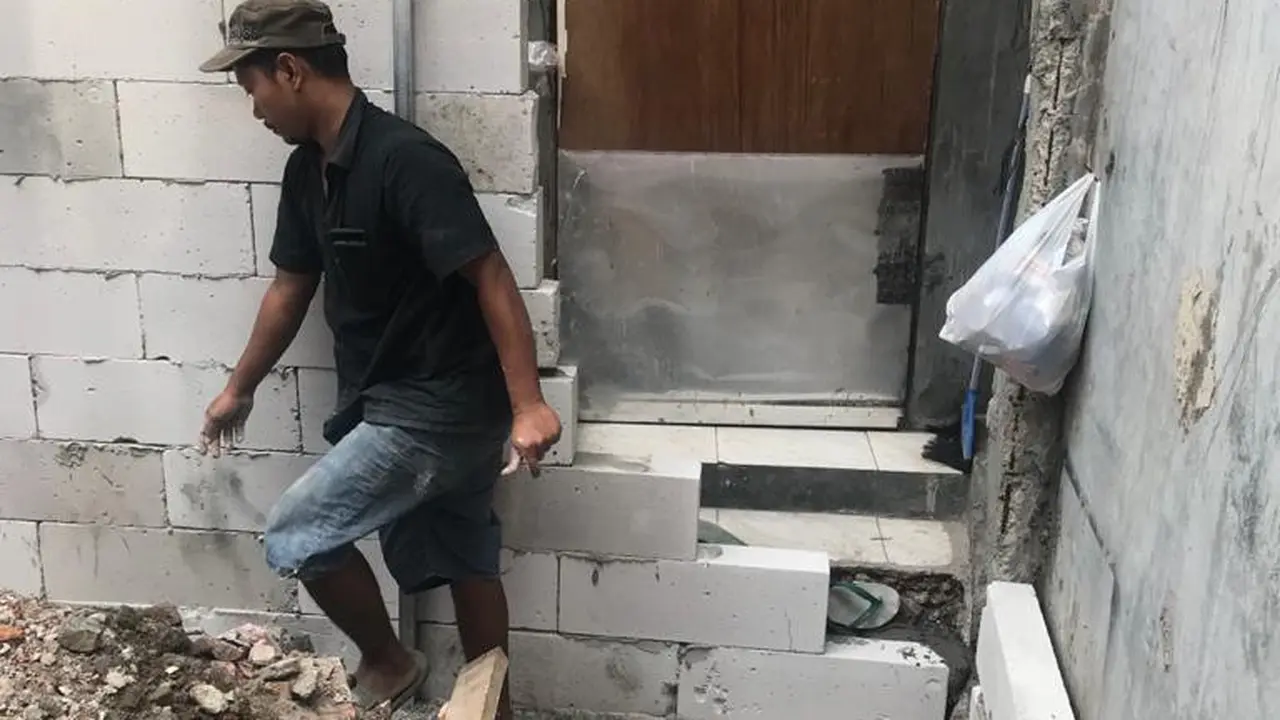 Sebuah rumah mungil di sebuah gang sempit Jl. Mangga Dua Dalam, Jakarta Pusat, terperangkap tanpa akses keluar masuk.