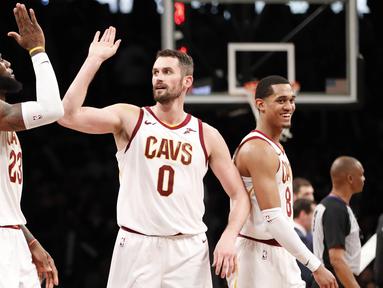 Pebasket Cleveland Cavaliers, LeBron James dan Kevin Love, merayakan kemenangan atas Brooklyn Nets pada laga NBA di Barclay Arena, Senin (26/3/2018). Cleveland Cavaliers menang 121-114 atas Brooklyn Nets. (AP/Kathy Willens)