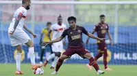Gelandang PSM Makassar, M Arfan (kanan) berusaha menghadang bek Borneo FC, Diego Michiels dalam laga matchday ke-3 Grup B Piala Menpora 2021 di Stadion Kanjuruhan, Malang, Rabu (31/3/2021). PSM bermain imbang 2-2 dengan Borneo FC. (Bola.com/M Iqbal Ichsan