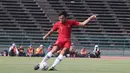 Gelandang Timnas Indonesia U-22, M Luthfi Kamal, menendang bola saat melawan Vietnam pada laga Piala AFF U-22 2019 di Olympic Stadium, Phnom Penh, Kamboja, Minggu (24/2/2019). Indonesia menang 1-0 atas Vietnam. (Bola.com/Zulfirdaus Harahap)