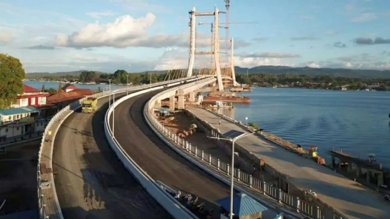Kementerian PUPR tengah menyelesaikan pembangunan Jembatan Teluk Kendari sepanjang 1,34 km yang menghubungkan Pelabuhan Kota Lama dengan Kecamatan Poasia. (Dok PUPR)