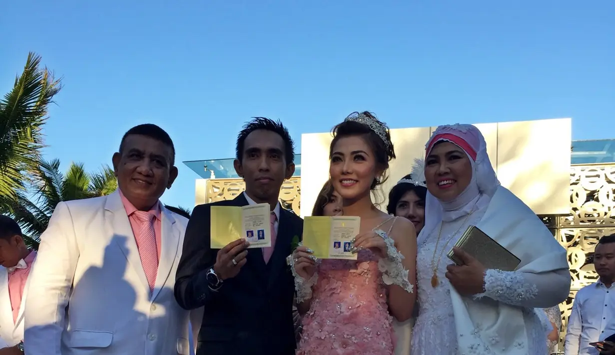 Bella Shofie dan Suryono memamerkan buku nikahnya. (Fathan Rangkuti/Bintang.com)