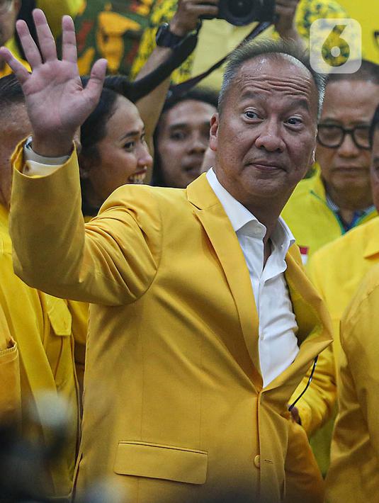 Pelaksana Tugas (Plt) Ketua Umum Partai Golkar, Agus Gumiwang usai memberikan keterangan terkait hasil rapat pleno pengurus Dewan Pimpinan Pusat (DPP) Partai Golkar di Gedung Golkar Slipi, Jakarta Barat, Selasa (13/8/2024). (Liputan6.com/Angga Yuniar)