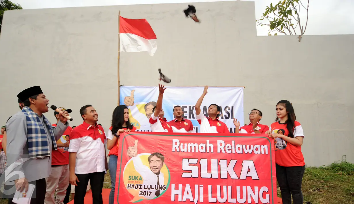 Relawan melepas burung merpati saat deklarasi Rumah Relawan Suka Haji Lulung di Jakarta, Rabu (30/3/2016). Deklarasi terkait majunya Abraham "Lulung" Lunggana sebagai bakal calon Gubernur DKI Jakarta pada Pilkada 2017. (Liputan6.com/Helmi Fithriansyah)