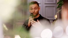 Pemain Persib Bandung yang juga pemain Timnas Indonesia, Marc Klok, menggelar buka puasa bersama rekan media di Plaza Indonesia, Jakarta, Senin (10/4/2023). (Bola.com/M Iqbal Ichsan)