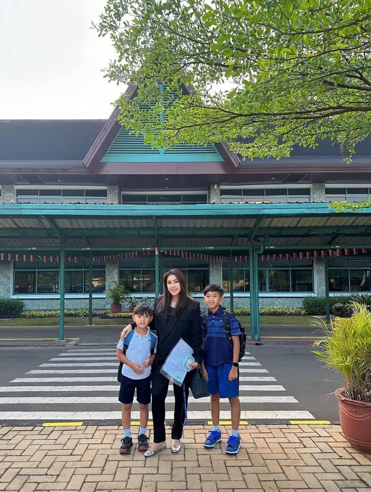Potret Aliya Rajasa bersama dua jagoan kecilnya. Ia tampil memukau dengan all black outfit. [Foto: Instagram/ruby_26]