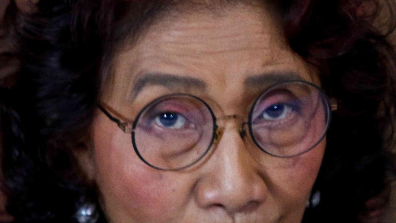 Sebagian besar orang mungkin sudah tidak asing dengan sosok wanita satu ini. Ia dikenal sebagai wanita nyentrik dengan suara khasnya. Ya, wanita tersebut merupakan Susi Pudjiastuti. <br>