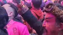 Momen langka ini pun viral di media sosial, membuat netizen heboh. Banyak yang tak menyangka pesulap yang dikenal pendiam ini bisa begitu luwes di tengah konser JKT48, menjadikan dirinya bahan perbincangan hangat di dunia maya. (Liputan6.com/IG/@limbadindonesia)