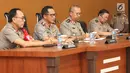 Kapolri Jenderal Tito Karnavian (kedua kanan) memberikan keterangan pers terkait Bom Kampung Melayu di RS Polri Kramat Jati, Jakarta (26/5). Kapolri mengatakan pelaku adalah Ahmad Syukri dan Ichwan Nurul Salam (Liputan6.com/Immanuel Antonius)