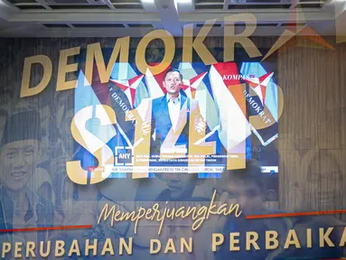 Awak media menyaksikan pidato politik Ketum Demokrat Agus Harimurti Yudhoyono (AHY) dalam layar video tron di DPP partai Demokrat, Jakarta, Jumat (14/7/2023). (Liputan6.com/Faizal Fanani)