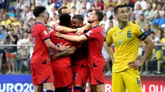 Bek Inggris Kyle Walker, tengah, merayakan gol yang dicetaknya ke gawang Ukraina pada matchday kelima Grup C Kualifikasi Euro 2024, di Tarczynski Arena, Minggu (10/9/2023) dini hari WIB. (AP Photo/Czarek Sokolowski)