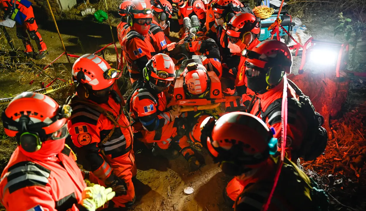 Anggota pemadam kebakaran sukarela berpartisipasi dalam latihan gempa di Guatemala City pada 2 Februari 2023. Kegiatan ini dilakukan jelang peringatan gempa tahun 1976 yang menewaskan 23.000 orang. (AFP/Johan Ordonez)