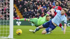 Pemain Liverpool, Mohamed Salah, mencetak gol ke gawang Brentford pada laga pekan ke-12 Liga Inggris 2023/2024 di Stadion Anfield, Minggu (12/11/2023). Liverpool menang dengan skor 3-0. (AP Photo/Jon Super)