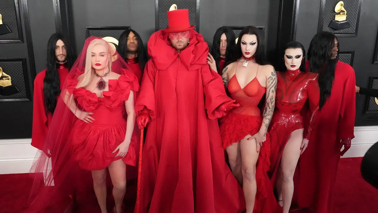 Gaya Nyentrik Serba Merah Sam Smith dan Pasukannya di Grammy Awards 2023, Tuai Kontroversi