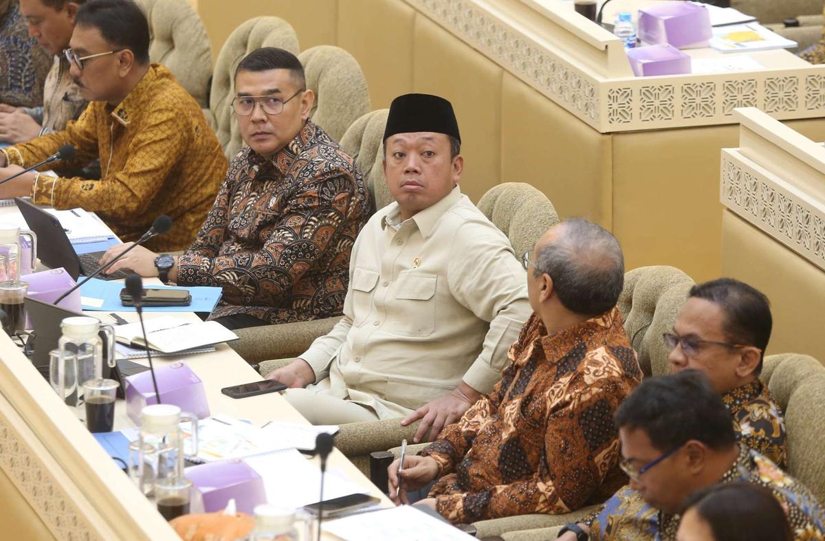 Menteri ATR Nusron Wahid rapat dengan Komisi II DPR terkait pagar laut