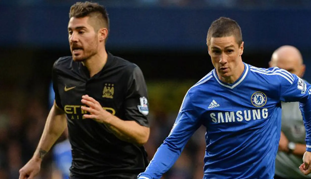 Aksi Fernando Torres melewati Javi Garcia (AFP/Ben Stansall)