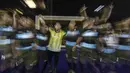 Para pemain Adira FC merayakan gelar juara Grand Final Super Soccer Futsal Battle 2017 di Bintaro Xchange, Tangerang, Minggu (22/10/2017). Adira FC menang adu penalti atas Merah Jaya Bekasi. (Bola.com/Vitalis Yogi Trisna)