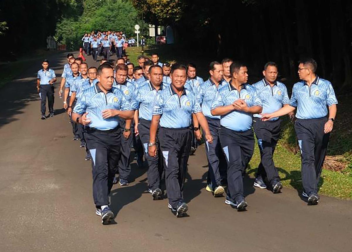 FOTO: Pangkoopsudnas Ajak Prajurit Jalan Sehat, Perkuat Kebugaran dan Soliditas