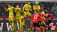 Duel para pemain PSG dan pemain Rennes pada laga Ligue 1 Prancis di Roazhon Park, Rennes, (16/12/2017). PSG menang 4-1. (AFP/Loic Venance)