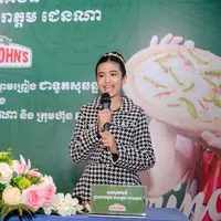 Putri Diana memiliki banyak gaya ikonis, salah satunya mengenakan setelan bahan tweed dari fashion house Chanel. Begitu juga dengan Princess Jenna Norodom yang beberapa kali kedapatan memakai set tweed baik bermotif atau polos (Foto: Facebook Princess Jenna Norodom)