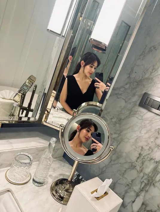 Mirror selfie di kamar mandi, Amanda Manopo soroti leher jenjangnya dengan v-neck dress hitam. Masih dengan rambut hitam berponi yang diikat rapi [@amandamanopo]