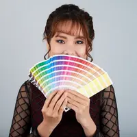 Seorang perempuan dengan palet warna (Foto Dok: Freepik/pressfoto)