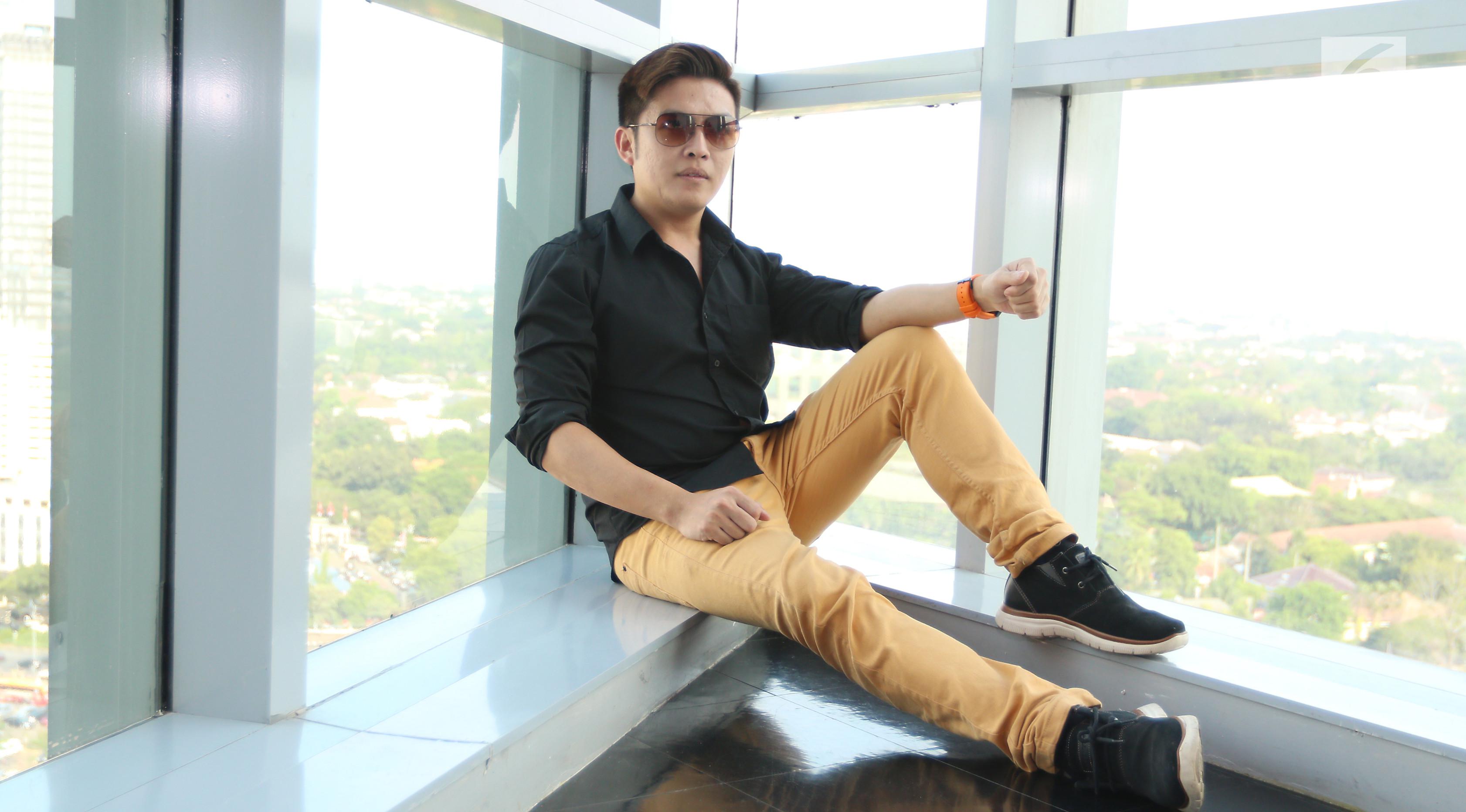 Personel grup dangdut asal Brunei Andromeda Jason saat berkunjung ke kantor Liputan6.com di SCTV Tower, Jakarta, Senin (21/8). (Liputan6.com/Fatkhur Rozaq)